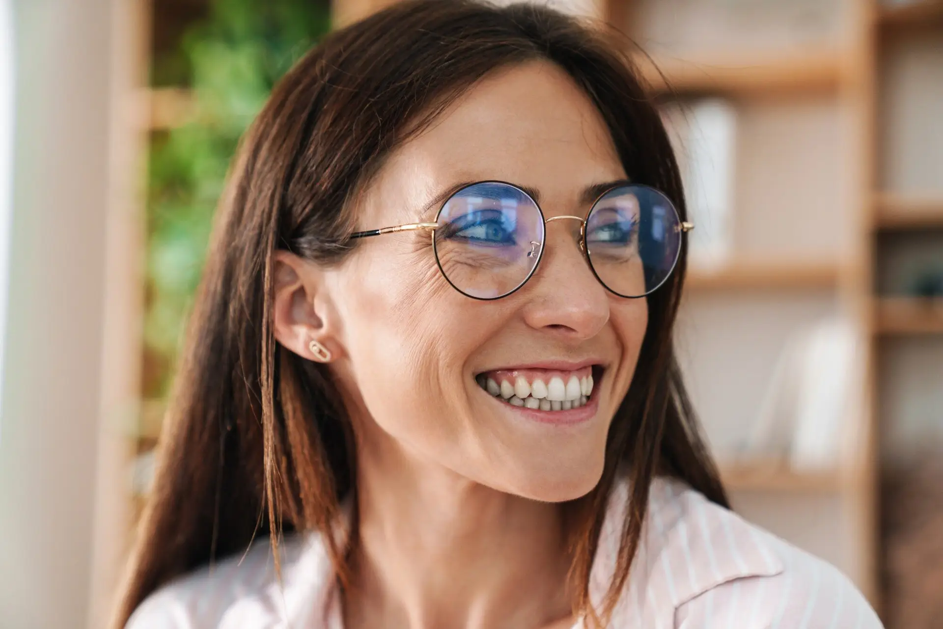 Smiling woman in round glasses